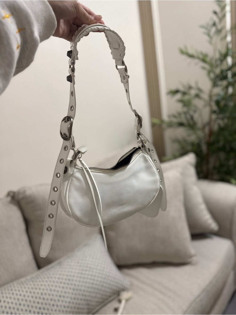 Balenciaga White Leather Studded Shoulder Bag - Picture 5 of 7